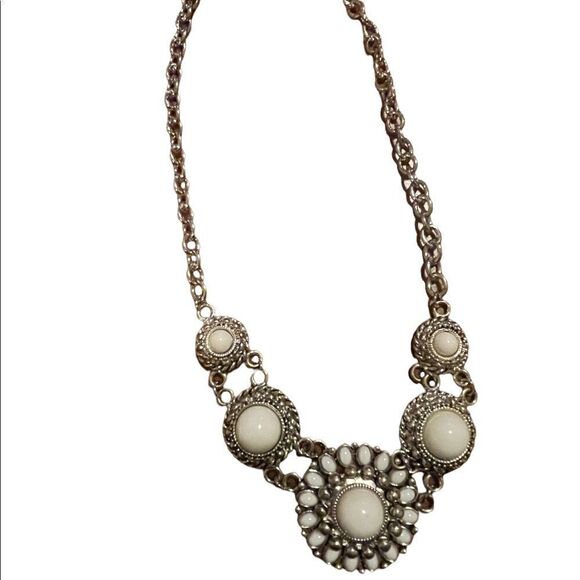 Silver tone with white bead flower design necklace - Picture 2 of 2